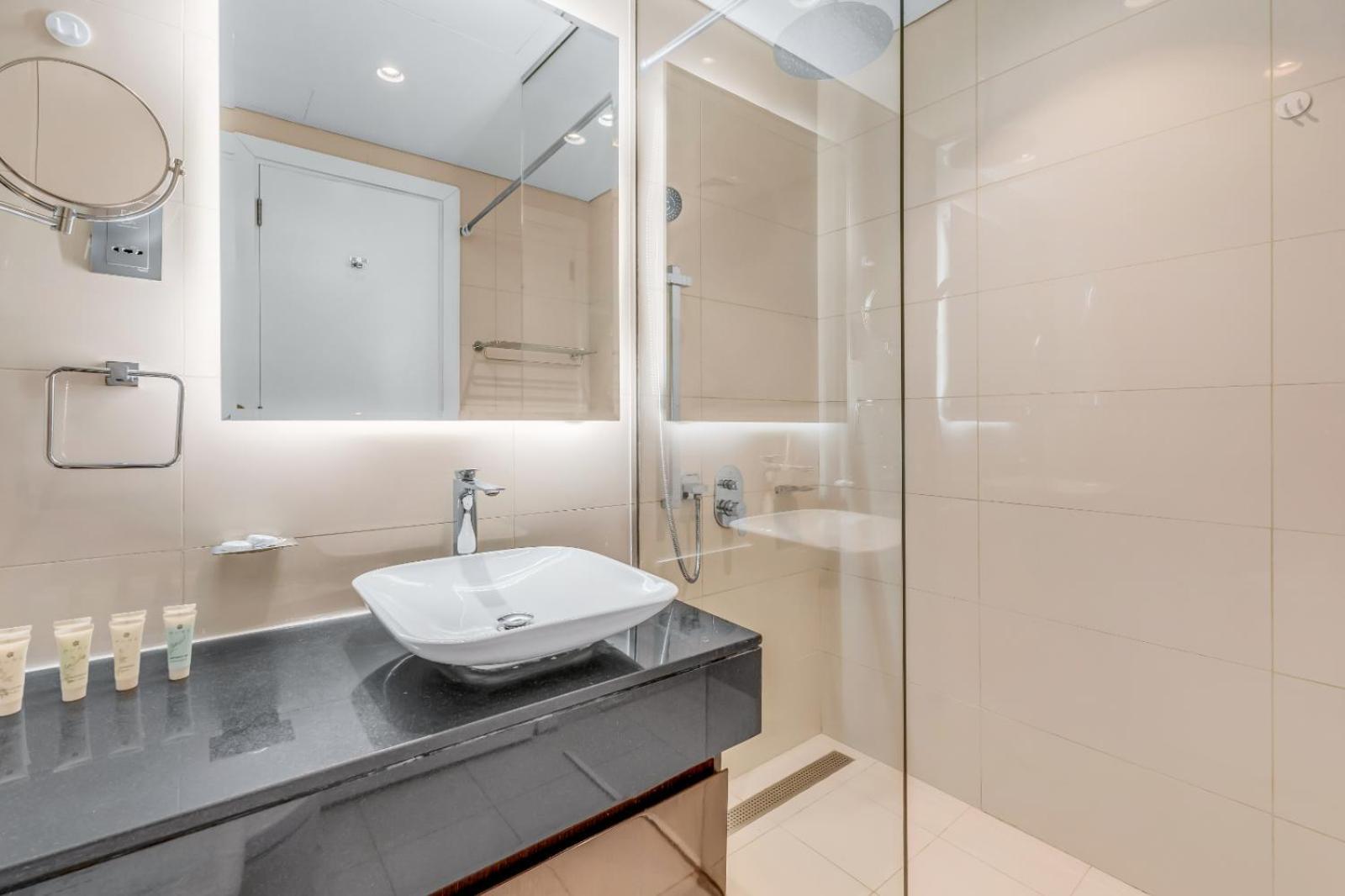 Lux 5 Min Away From Burj Khalifa & Mall Apartment